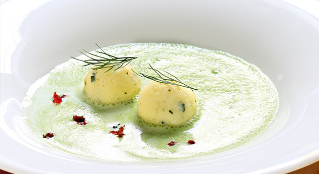 Kräutersuppe mit Dill-Grießknöderl